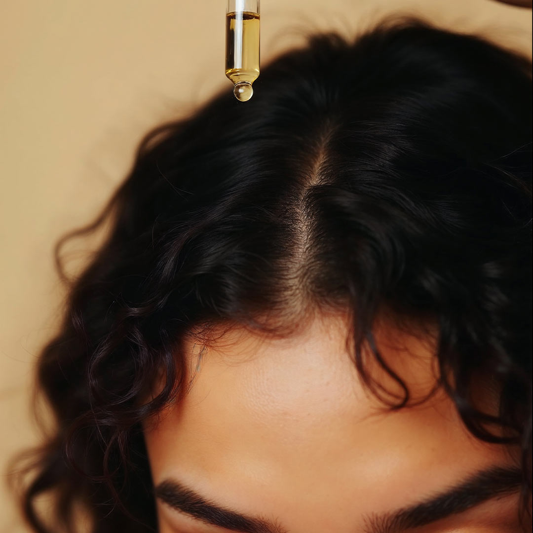 Mujer disfrutando de una rutina de cuidado capilar neurocosmético en un ambiente relajante y sensorial